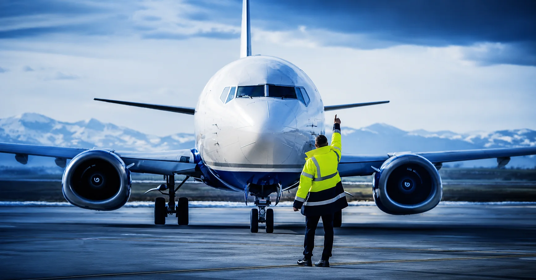 Aeronavă la sol, dirijată de un agent de handling